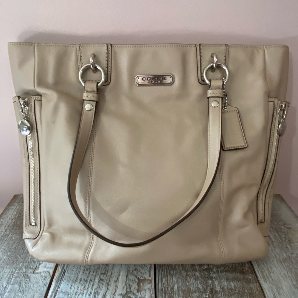 LIKE NEW Coach Gallery Leather Tote in Beige